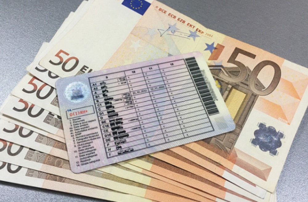 Afaceri ilegale cu permise de conducere. Un bărbat din Bălţi, cercetat în două dosare penale